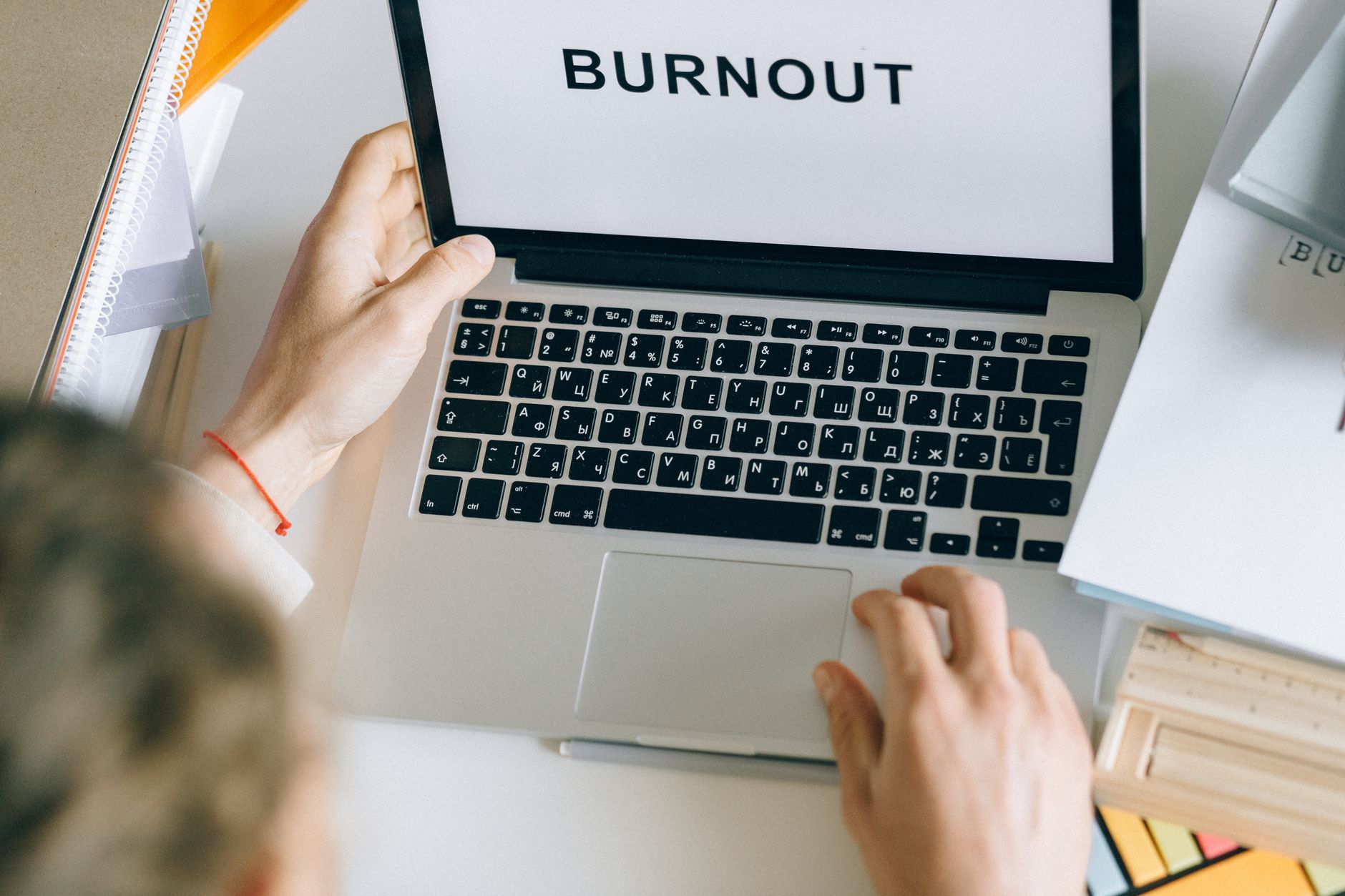 Menemukan Ketenangan Batin di Tengah Badai Burnout Pekerjaan